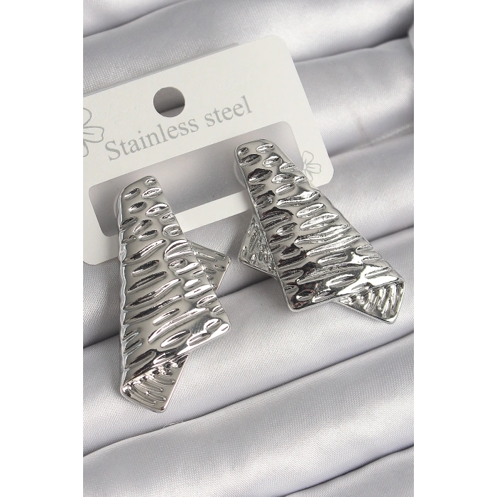 Erb Pirinç Gümüş Renk İşleme Detaylı Katlanmış Kare Plaka Model Kadın Küpe