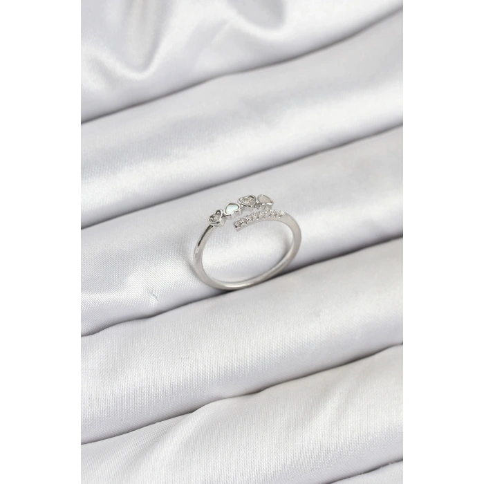 Erb Pirinç Gümüş Renk Kalpli Detaylı Zirkon Taşlı Kadın Yüzük