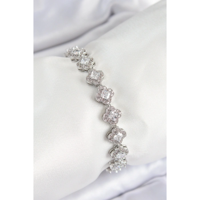 Erb Pirinç Zirkon Taşlı Yonca Baget Model Gümüş Renk VIP Seri Kadın Bileklik