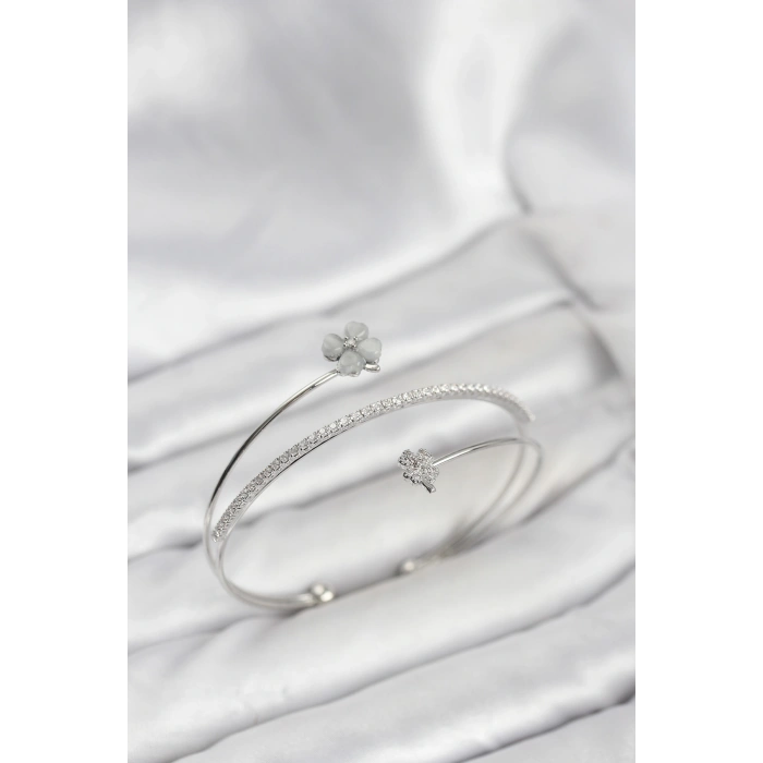 Erb Yonca Çiçek Model Pirinç Gümüş Renk Kadın Bileklik