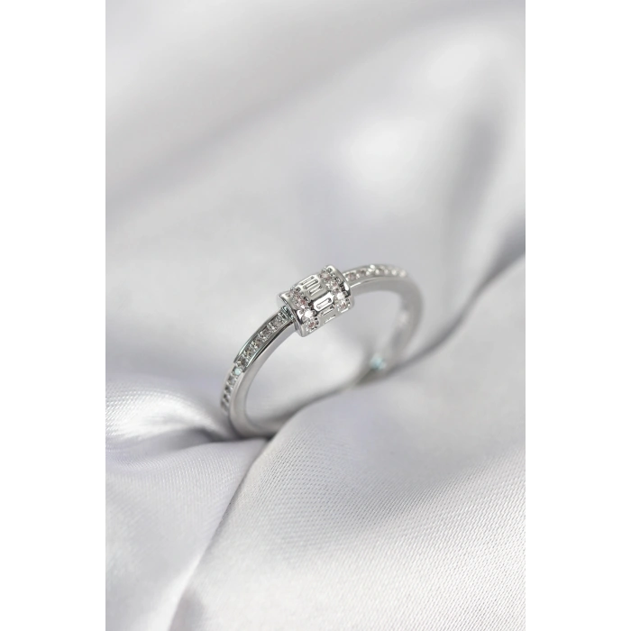 Erb Zirkon Taşlı Gümüş Renk Pirinç Kadın Yüzük