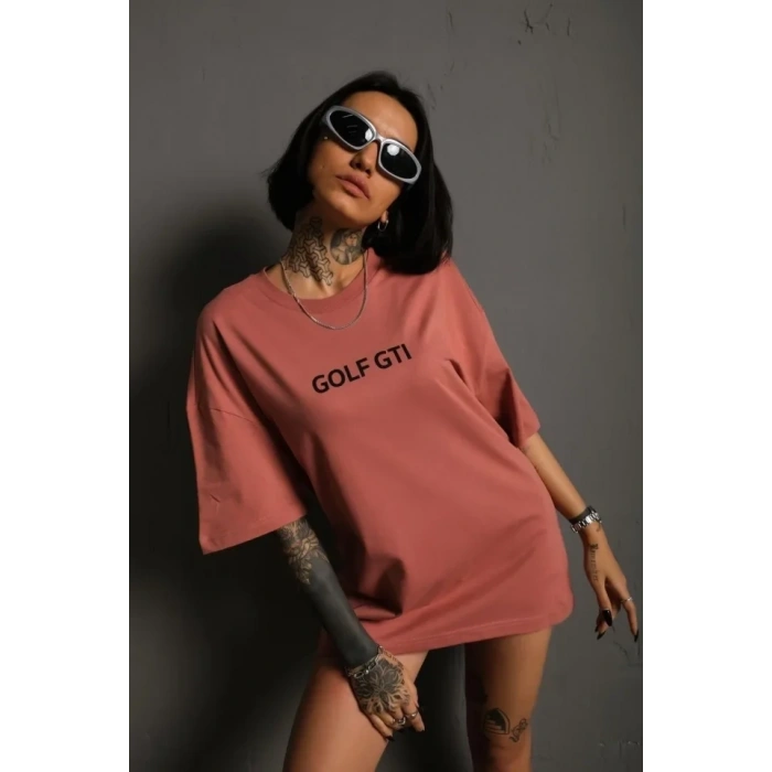 Oversize Baskılı Tişört – Golf GTI Retro Araba Desenli, Ön - Arka Dijital Baskı, Sokak Modası Stil- Gül Kurusu