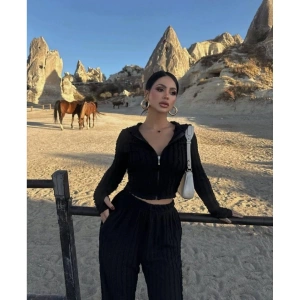 Kadın Uzun Kollu Parmak Geçme Ve Fermuar Detay Kısa Ceket Ve İspanyol Paça Pantolon Ikili Takim