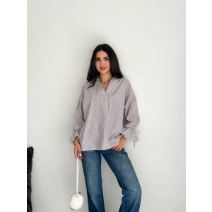 Arkası Asimetrik Yırtmaç Kesim Detaylı Cizgili Bluz Gömlek - Gri