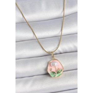 Erb 316L Çelik Gold Renk Zincir Pembe Çiçek İşlemeli İnci Detay Portre Model Kadın Kolye