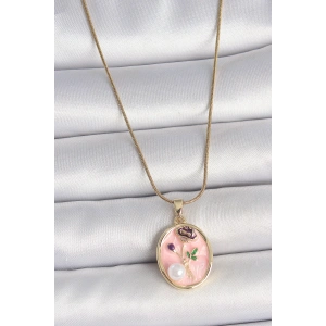 Erb 316L Çelik Gold Renk Zincir Pembe Çiçek İşlemeli İnci Detay Portre Model Kadın Kolye