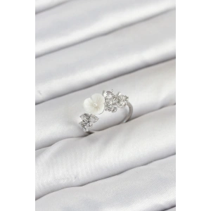 Erb Pirinç Gümüş Renk Çiçek Model Zirkon Taşlı Kadın Yüzük