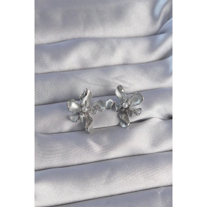 Erb Pirinç Gümüş Renk İnci Detay Çiçek Tasarımlı Küpe