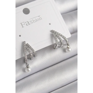 Erb Pirinç Gümüş Renk Zirkon Taşlı Pençe Model İnci Detay Kadın Küpe