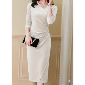 Kadın Uzun Kollu Kruvaze Yakalı Yandan Büzgülü önden çapraz Detaylı Midi Kadife Elbise