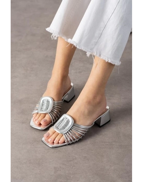 Anca Gümüş Rugan Topuklu Terlik