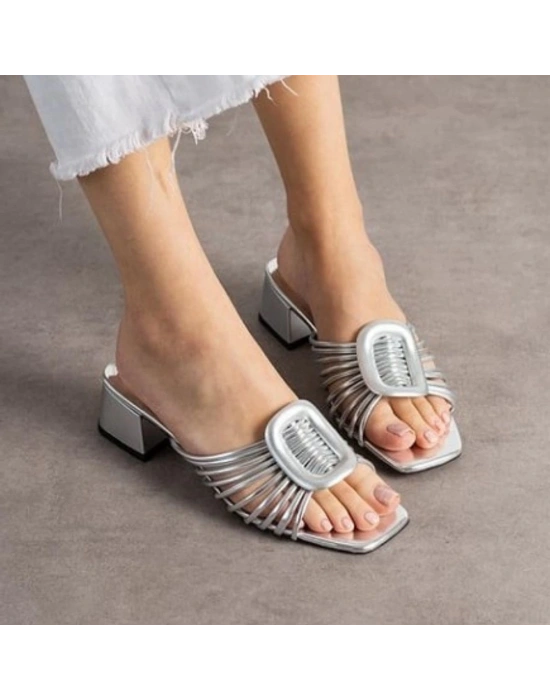 Anca Gümüş Rugan Topuklu Terlik