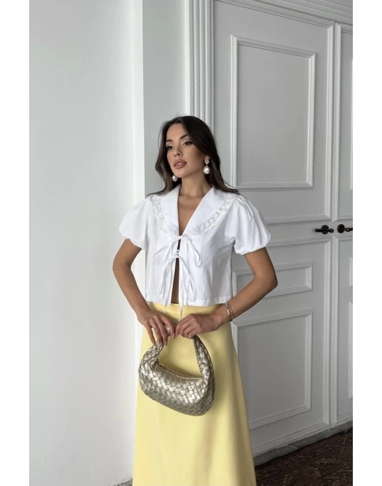 Beyaz Yakası Dantelli Gömlek