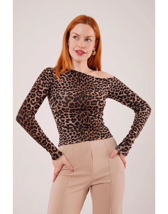 Düşük Omuz Detaylı Leopar Desen Bluz