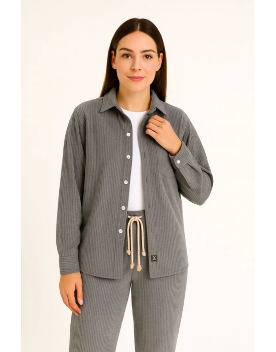 Kadife Oversize Takım – Gömlek Ve Pantolon İkili Set Füme Corduroy Şıklığı, Rahat Ve Zarif Duruş Yumuşak Dokulu Kadife Kumaş, Düğmeli Gömlek Üst Ve Lastikli Pantolon Alt Parça Ile Gün Boyu Konfor- Füme