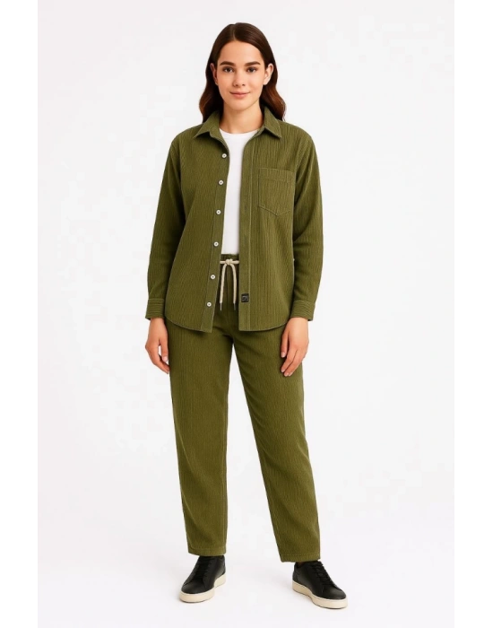 Kadife Oversize Takım – Gömlek Ve Pantolon İkili Set Füme Corduroy Şıklığı, Rahat Ve Zarif Duruş Yumuşak Dokulu Kadife Kumaş, Düğmeli Gömlek Üst Ve Lastikli Pantolon Alt Parça Ile Gün Boyu Konfor- Haki