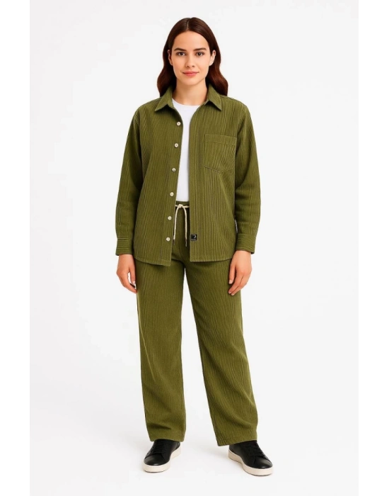 Kadife Oversize Takım – Gömlek Ve Pantolon İkili Set Füme Corduroy Şıklığı, Rahat Ve Zarif Duruş Yumuşak Dokulu Kadife Kumaş, Düğmeli Gömlek Üst Ve Lastikli Pantolon Alt Parça Ile Gün Boyu Konfor- Haki