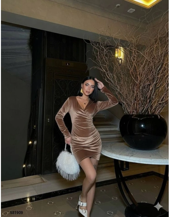 Kadın Uzun Kollu Göğüs Dekolteli Kadife Kumaş Mini Kruvaze Elbise