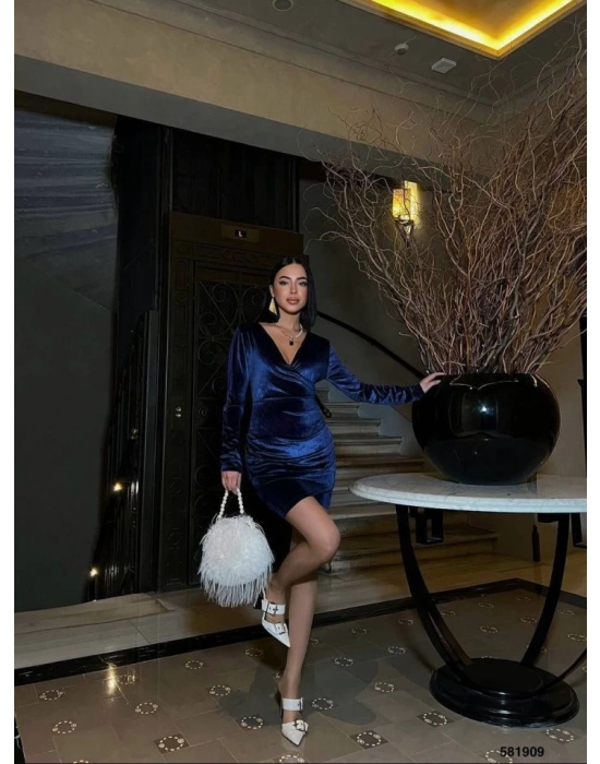 Kadın Uzun Kollu Göğüs Dekolteli Kadife Kumaş Mini Kruvaze Elbise