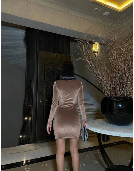 Kadın Uzun Kollu Göğüs Dekolteli Kadife Kumaş Mini Kruvaze Elbise