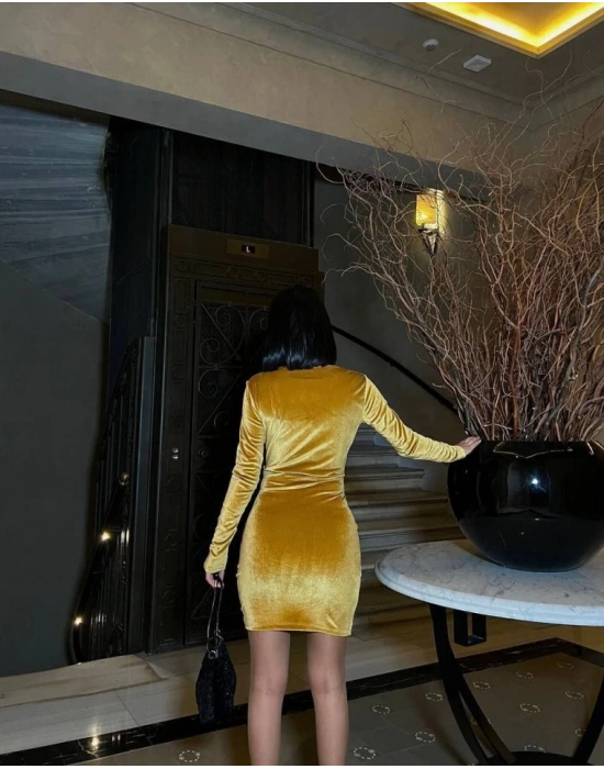 Kadın Uzun Kollu Göğüs Dekolteli Kadife Kumaş Mini Kruvaze Elbise