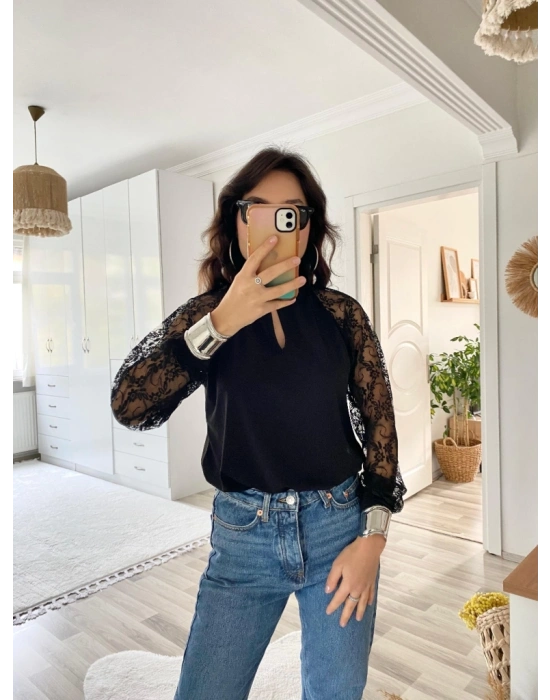 Kadın Uzun Kollu Göğüs Pencere Detay Yaka Boğazlı Kolları Tüllü Sandy Bluz