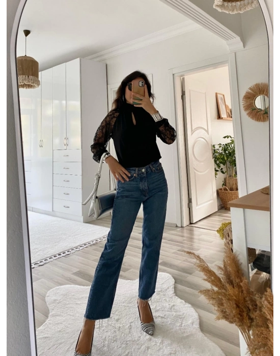 Kadın Uzun Kollu Göğüs Pencere Detay Yaka Boğazlı Kolları Tüllü Sandy Bluz