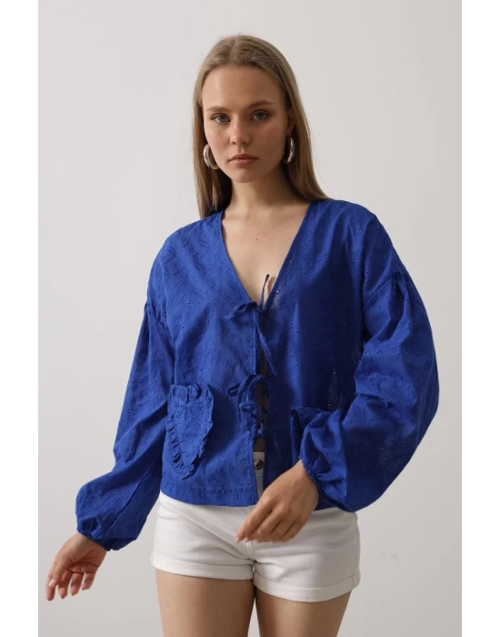 Kalp Detaylı Bağlamalı Brode Bluz - Saks