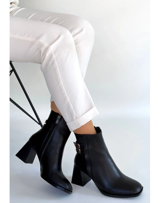 Kanda Siyah Cilt Topuklu Bot