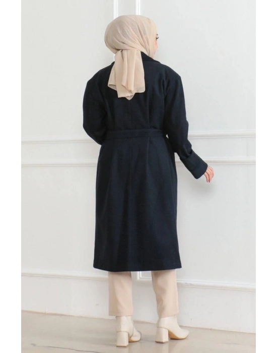 Kaşe Kaban – Uzun Boy Kruvaze Yaka Kuşaklı Tesettür Kaşe Kışlık Kaban, Astarlı Şık Yünlü Dokuma Oversize Rahat Kalıp Cepli Düğmeli Modern Kap Modeli - Lacivert