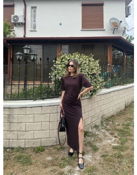 Kısa Kollu Uzun Yandan Yırtmaçlı Elbise - Kahverengi