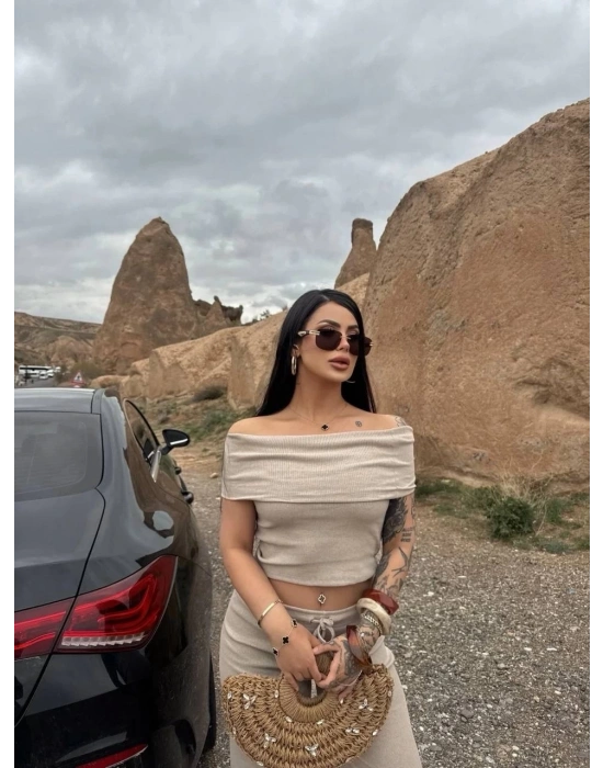 Madonna yaka bol paça pantolonlu takım