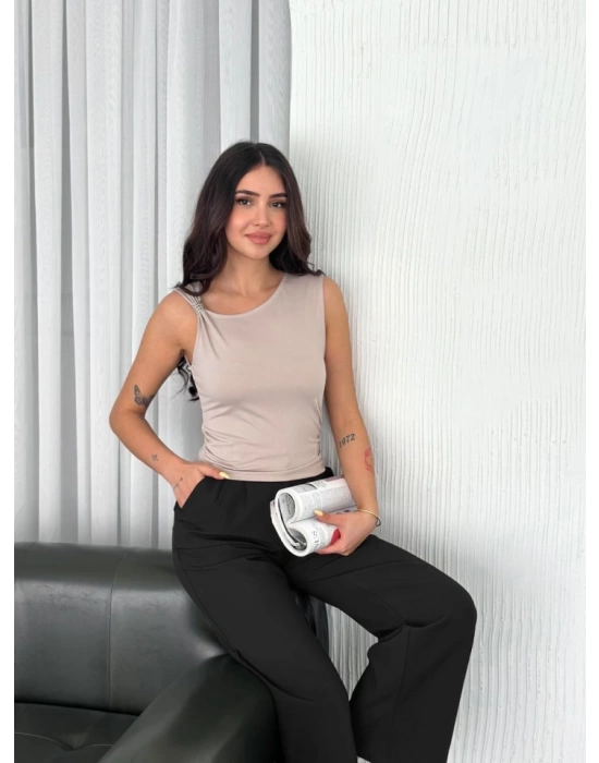 Osy Modal Yumuşak Dokulu Kumaş Bisiklet Yaka Sıfır Kol Bluz Omuz Toka Aksesuar Detaylı - Bej