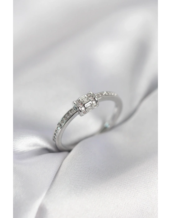 Zirkon Taşlı Gümüş Renk Pirinç Kadın Yüzük