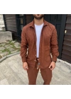 Erkek Kadife Oversize Takım – Gömlek Ve Pantolon İkili Set Füme Corduroy Şıklığı, Rahat Ve Zarif Duruş Yumuşak Dokulu Kadife Kumaş, Düğmeli Gömlek Üst Ve Lastikli Pantolon Alt Parça Ile Gün Boyu Konfor- Kiremit