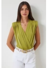 Kadın Sendy Kumaş Kruvaze Yaka Vatkalı Bluz