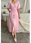 V YAKA BEL BONCUK BAĞLAMALI MÜSLİN ELBİSE YIRTMAÇ DETAYLI - Pembe