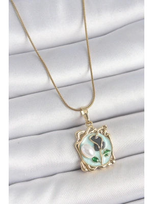 316L Çelik Gold Renk Zincir Mavi Mineli Çiçek İşlemeli İnci Detay Portre Model Kadın Kolye