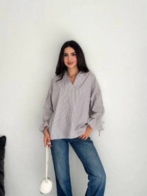 Arkası Asimetrik Yırtmaç Kesim Detaylı Cizgili Bluz Gömlek - Gri