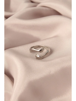 Ayarlamalı Gümüş Renk Metal Sarılan Eller Model Kadın Yüzük