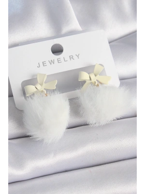 Beyaz Renk Kurdele Tüylü Ponpon Model Kadın Küpe