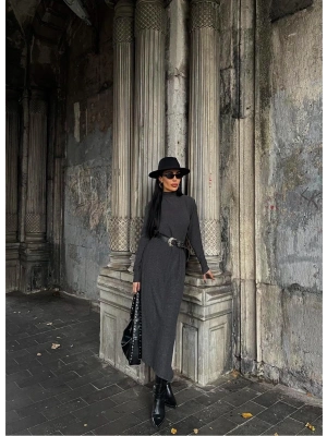 Boğazlı kalın bürümcük uzun elbise siyah