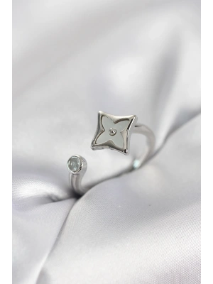 Gümüş Renk Köşeli Yonca Model Zirkon Taşlı Kadın Yüzük