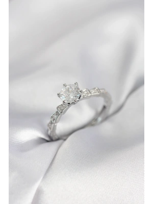 Gümüş Renk Zirkon Taşlı Tek Taş Model Kadın Yüzük