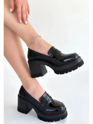 Janes Siyah Rugan Dolgu Topuk Ayakkabı