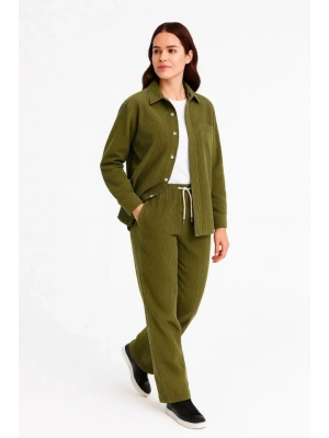 Kadife Oversize Takım – Gömlek Ve Pantolon İkili Set Füme Corduroy Şıklığı, Rahat Ve Zarif Duruş Yumuşak Dokulu Kadife Kumaş, Düğmeli Gömlek Üst Ve Lastikli Pantolon Alt Parça Ile Gün Boyu Konfor- Haki