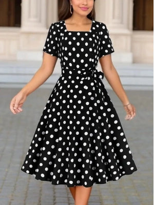 Kadın Kısa Kollu Geometrik Yaka Puantiyeli Kiloş Midi Süprem Elbise