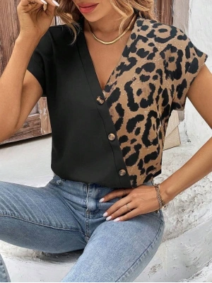 Kadın Kısa Kollu V Yakalı önden Düğmeli Leopar Desen Detaylı Viskon Bluz