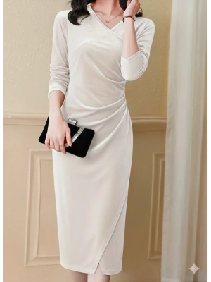 Kadın Uzun Kollu Kruvaze Yakalı Yandan Büzgülü önden çapraz Detaylı Midi Kadife Elbise