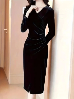 Kadın Uzun Kollu Kruvaze Yakalı Yandan Büzgülü önden çapraz Detaylı Midi Kadife Elbise